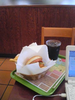 【写真】ホットチキンバーガー　ポテトセット
