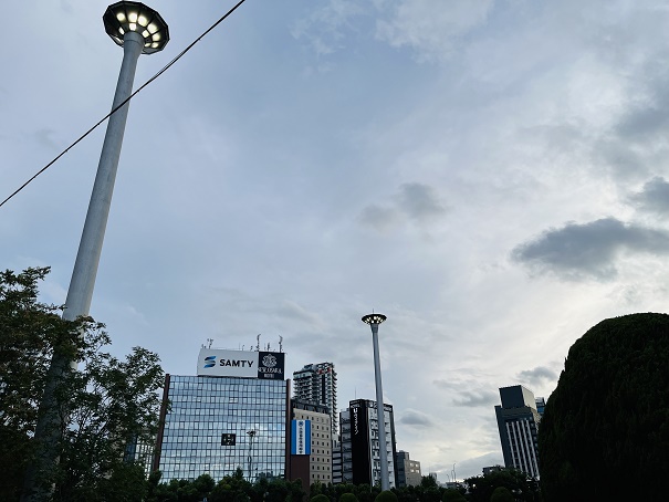 【写真】新大阪駅中央出口から。サムティの看板とニューオーサカホテルが臨める