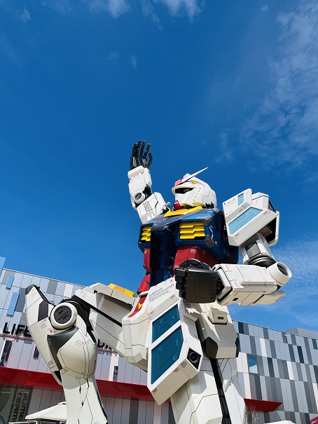 【写真】実物大ガンダム像を下から望む