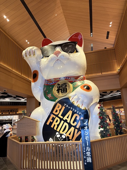 【写真】クソデカ招き猫ブラックフライデーバージョン 【写真】クソデカ招き猫ブラックフライデーバージョン