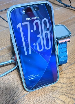 【写真】737 MagGo ChargerでiPhone + AirPods + Apple Watchを充電中