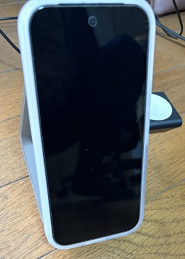 【写真】Pixel 9aにMagSafe対応ケースを装着したらくっついてワイヤレス充電できた