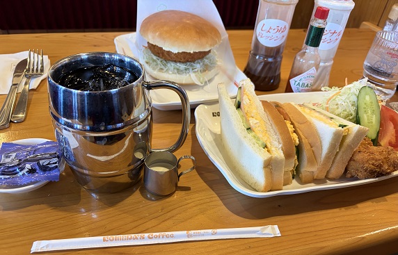 【写真】グラコロと昼コメプレートとアイスコーヒー 【写真】グラコロと昼コメプレートとアイスコーヒー