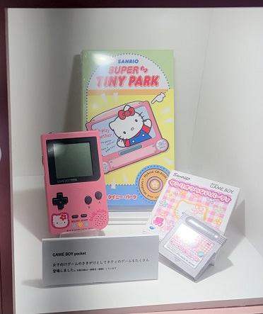 【写真】キティコラボモデルのゲームボーイ
