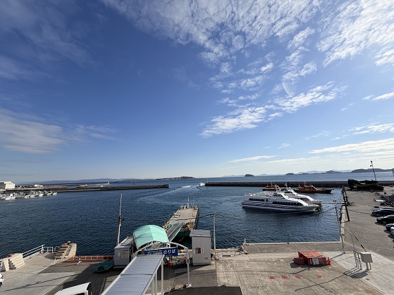 【写真】師崎港に入船してくるフェリーを待つ