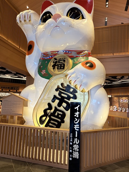 【写真】イオンモール常滑のクソデカ招き猫