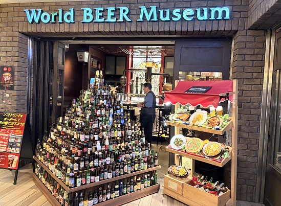 【写真】ビールグラスが積まれた世界のビール博物館 大名古屋ビルヂング店の入り口