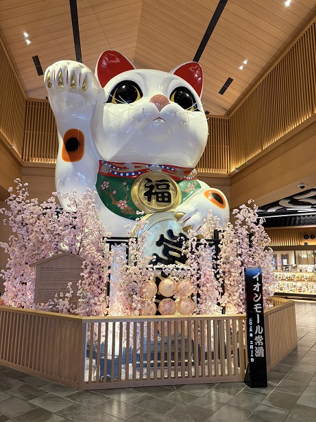 【写真】巨大招き猫に桜が飾られていた。 【写真】巨大招き猫に桜が飾られていた。