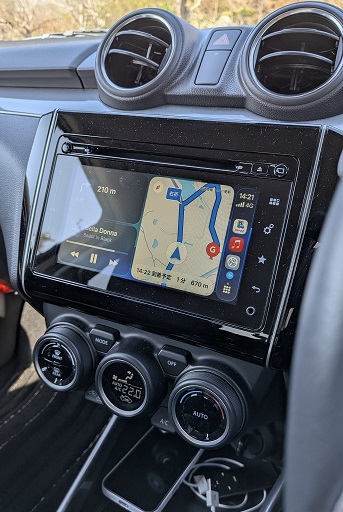 【写真】無線化したCarPlayでApple MusicとYahoo!カーナビを画面出力しているところ
