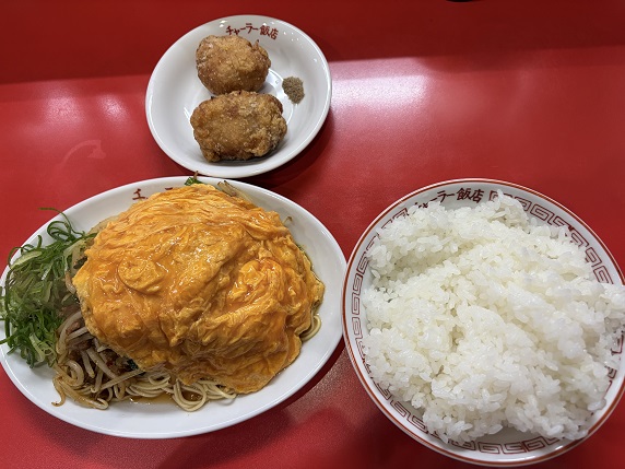 【写真】トロたま汁なし台湾とライス（大盛り）と唐揚げのセット